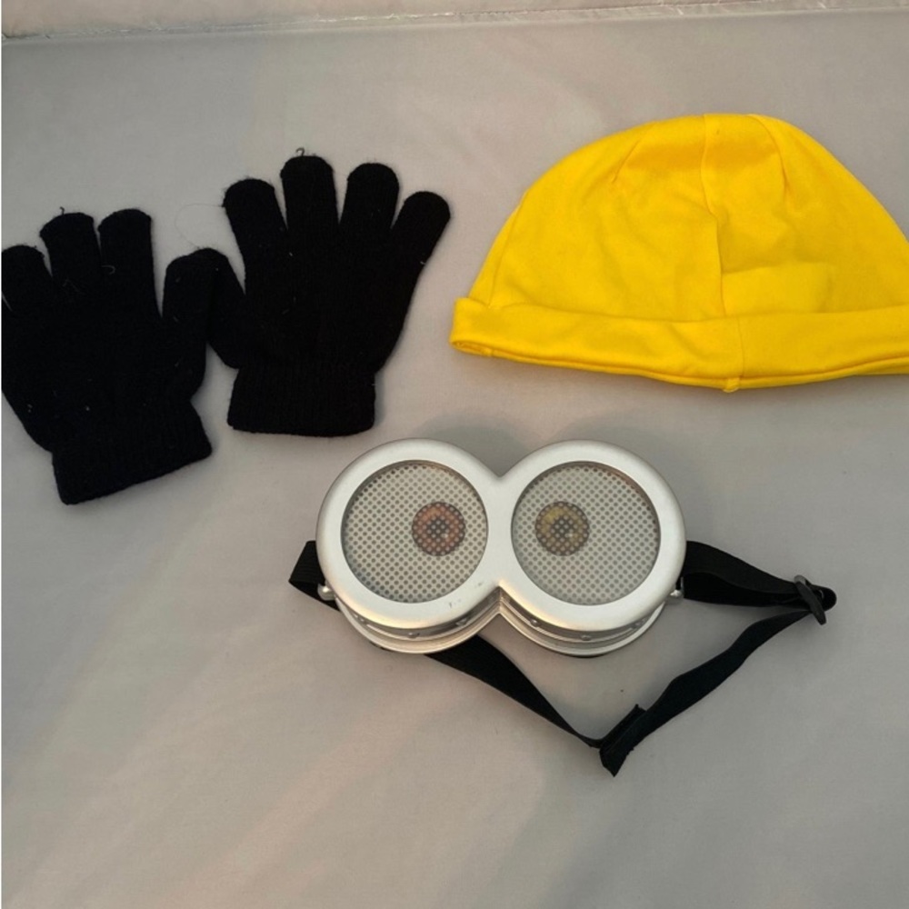 Like new Minion costume set glove, hat and goggle. Sz small adult